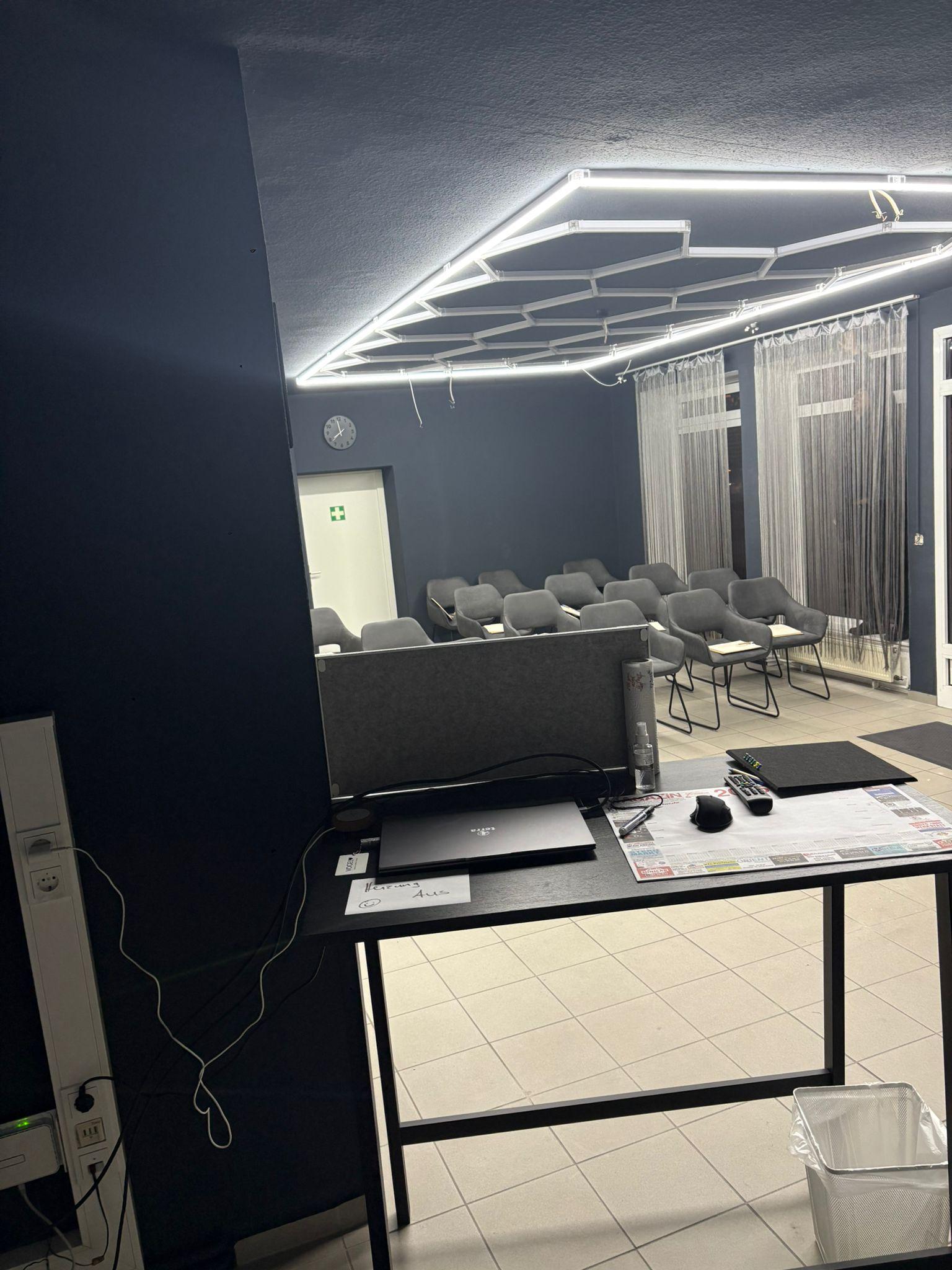 Blick in den modernen Kursraum der Rettungshelden Kassel