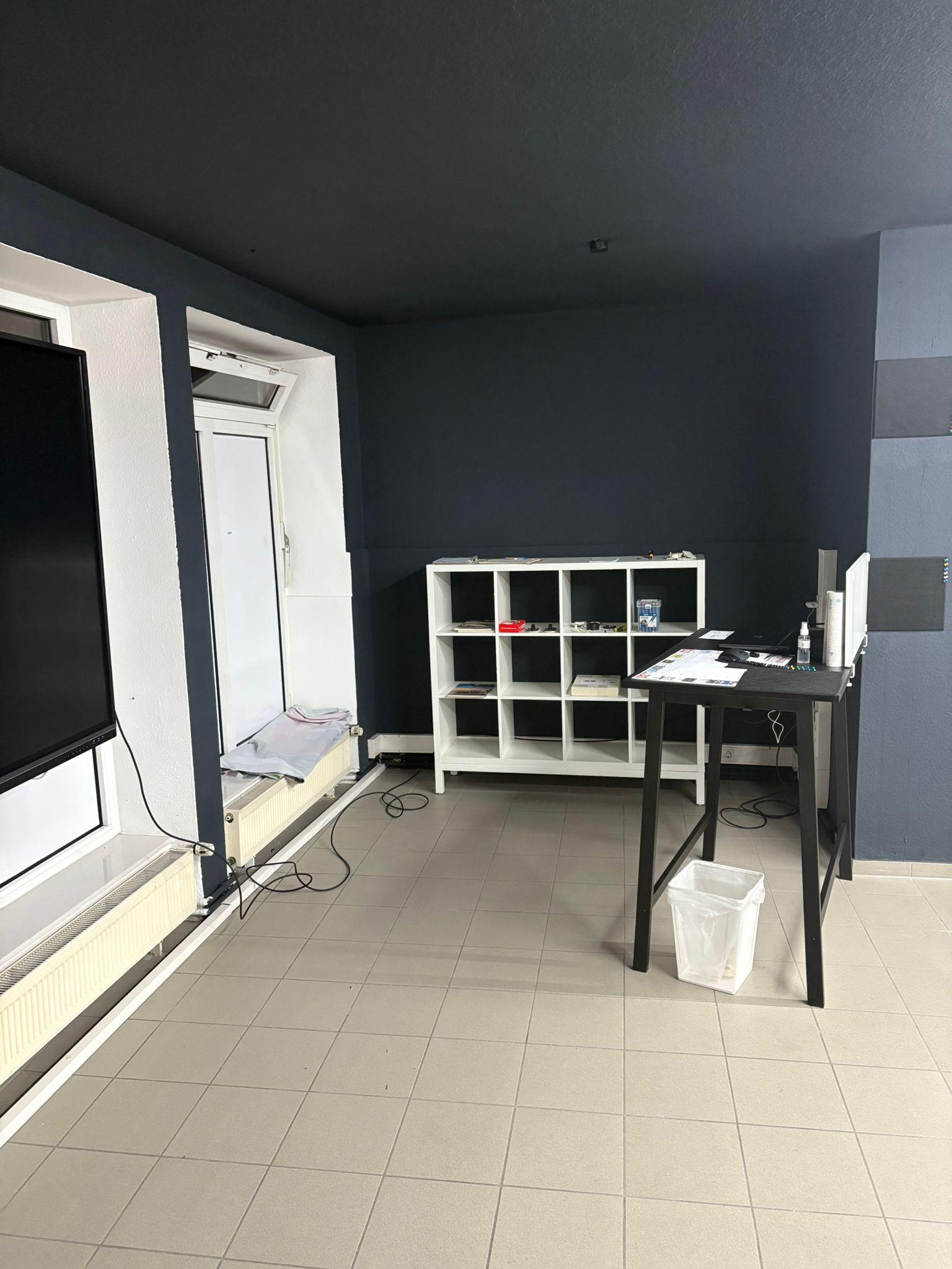 Blick auf den Ausbildertisch inkl. Fernseher