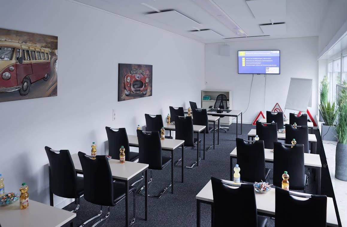 Blick von hinten links in den hell beleuchteten Schulungsraum