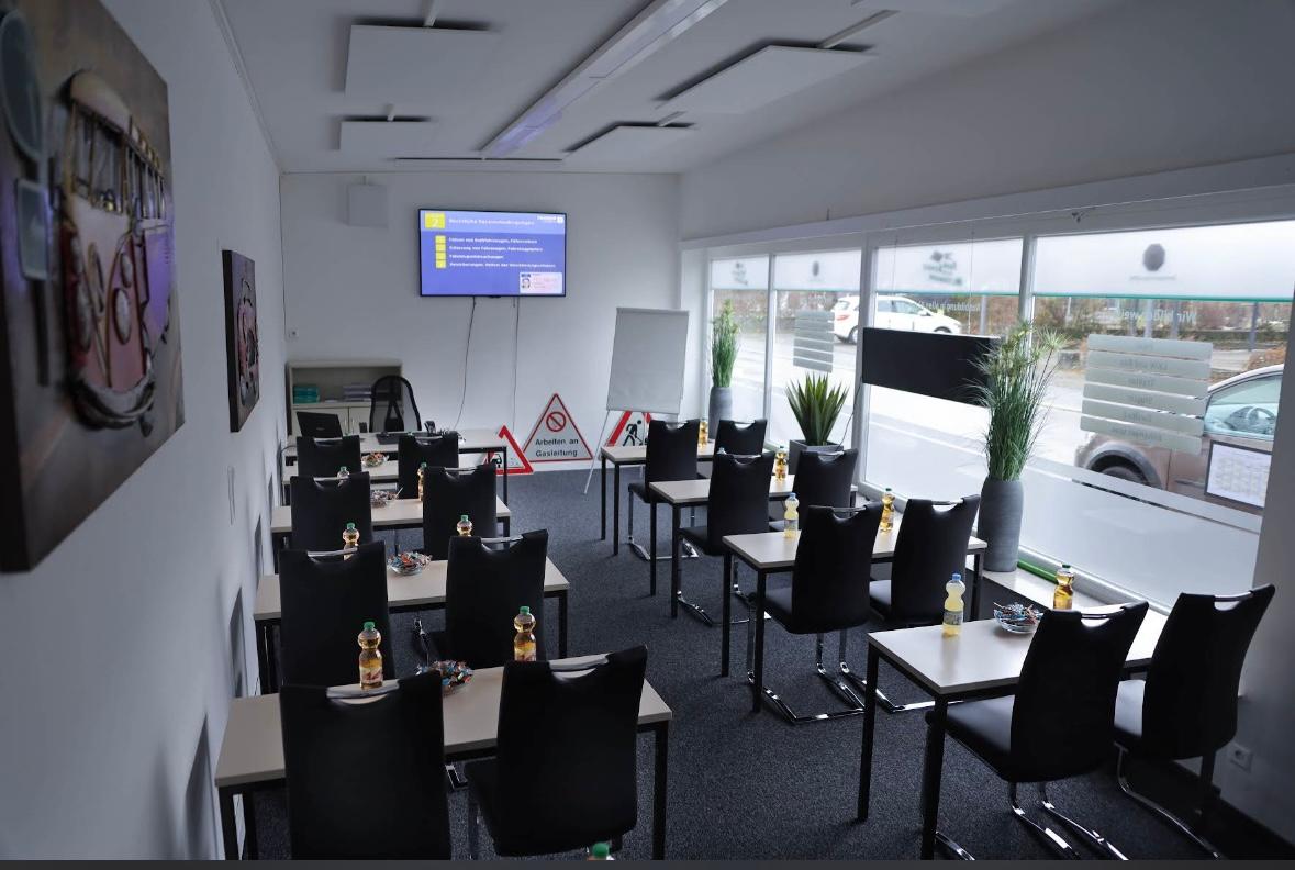 Blick von hinten links in den hell beleuchteten Schulungsraum